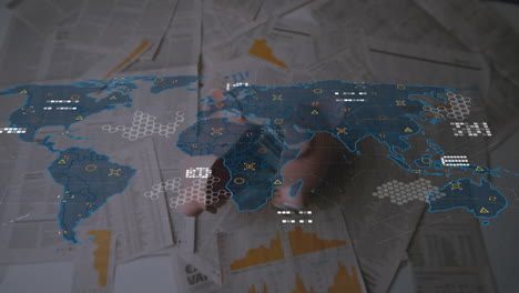 animación del procesamiento de datos y el mapa del mundo sobre los documentos