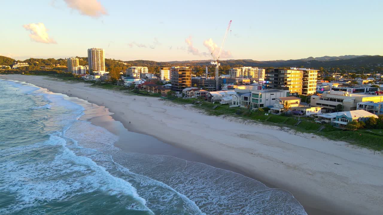 panorama de turistas corriendo a la orilla del mar de palm beach en australia durante la hora dorada
