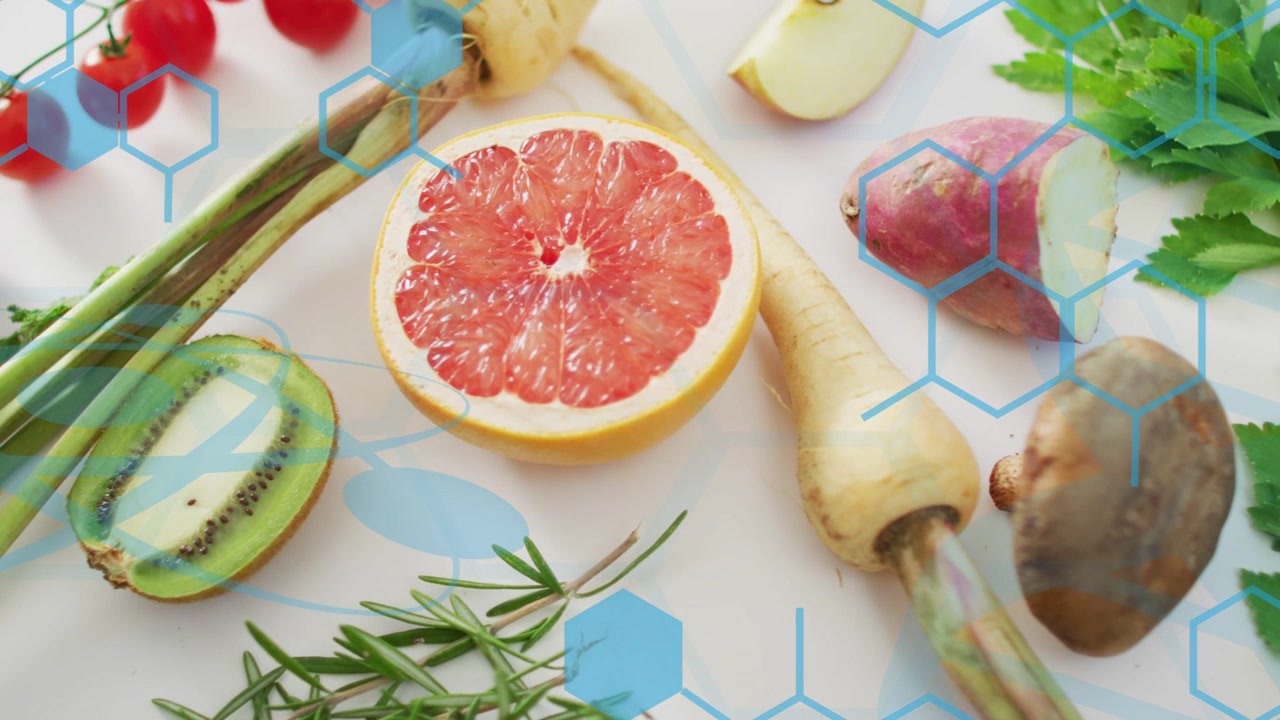 Langsame Kamerafahrt, die blaue Sechsecke driften lässt, Fokus auf Grapefruit, Licht wird heller, um Frische zu zeigen