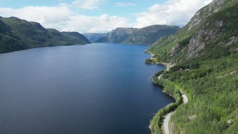 vestfold og telemark naturaleza y carretera panorámica a lo largo del lago totak en noruega - 4k aéreo