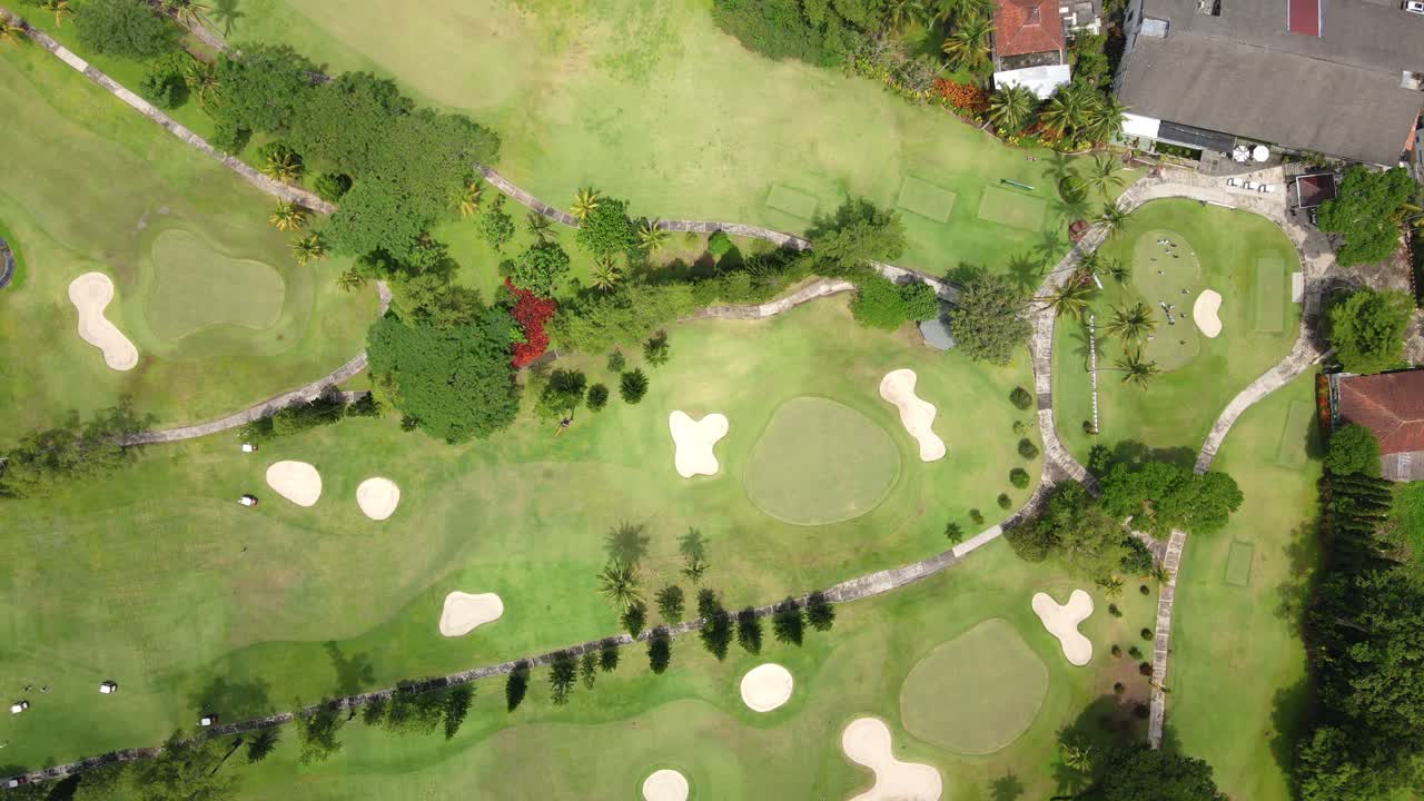 커가 있는 골프장 위의 드론 뷰