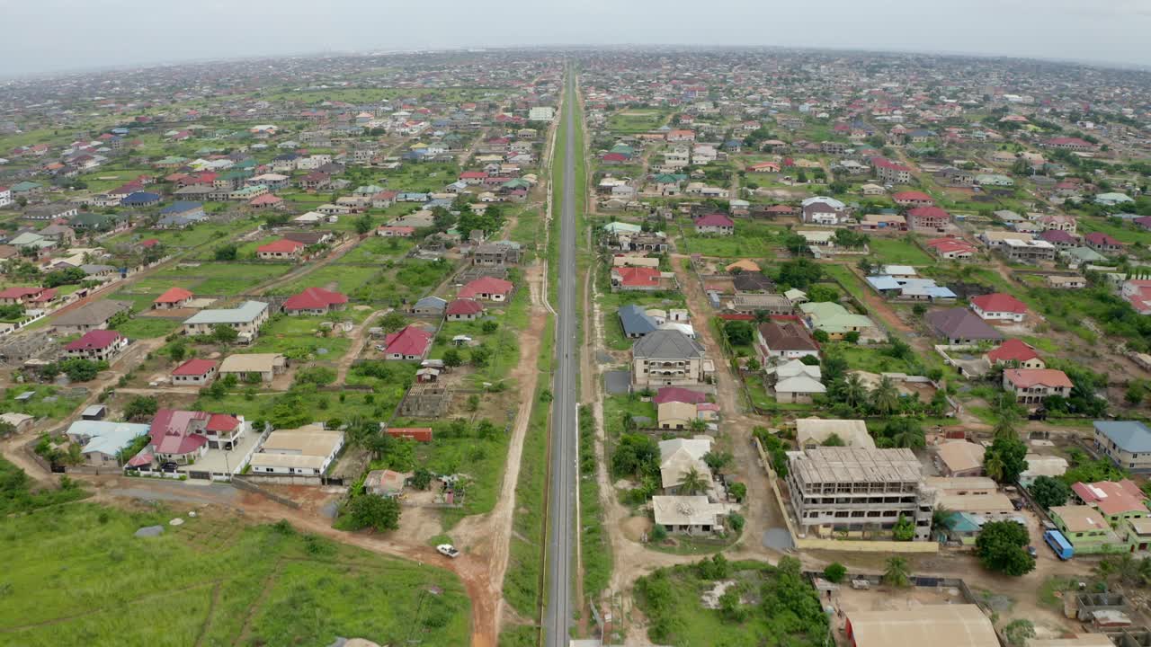 Binario ferroviario attraverso una comunità in Ghana