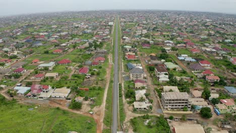 Vía-Férrea-A-Través-De-La-Comunidad-En-Ghana