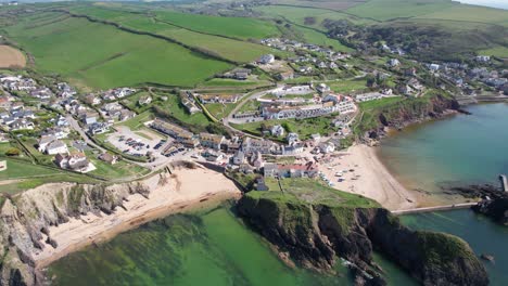 Hope-Cove-Pequeño-Pueblo-Costero-Devon-Reino-Unido-Alto-Aumento-Drone-Vista-Aérea