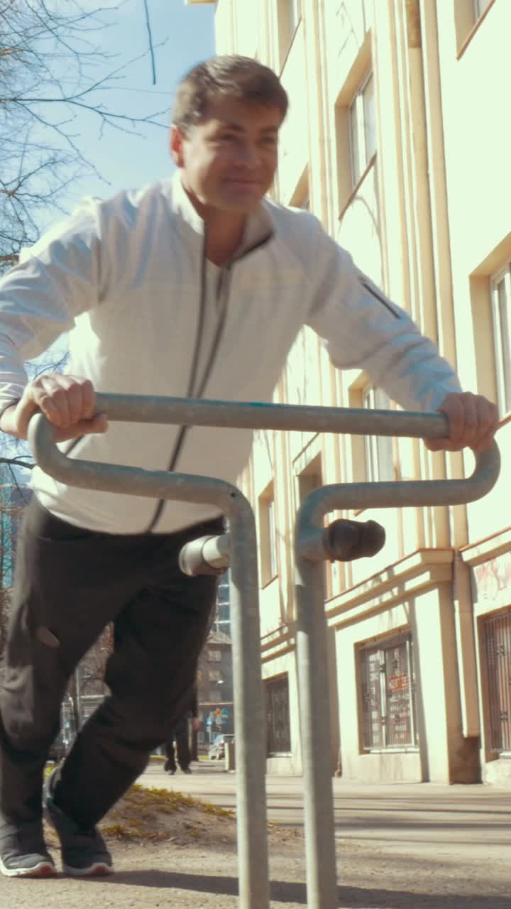 Mann som trener utendørs
