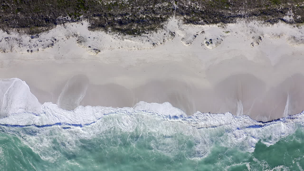 집은 파도가 부 ⁇ 히는 곳입니다.