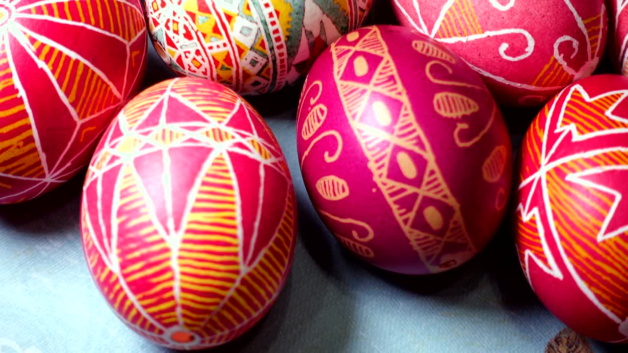 우크라이나의 전통적인 손으로 만든 부활절 달 (pysanka)