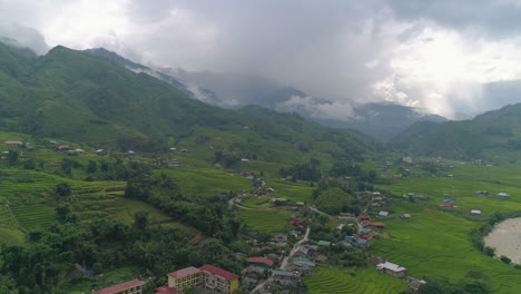 Dramática-Toma-Aérea-De-Los-Campos-De-Arroz-De-Sapa-En-Vietnam