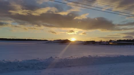 Fahrt-Vorbei-An-Goldenem-Sonnenuntergang,-Vorbei-An-Einer-Im-Tiefschnee-Begrabenen-Farm-In-Hokkaido