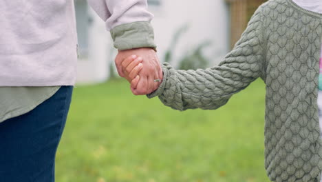 Madre,-Niño-O-Familia-Tomados-De-La-Mano-Al-Aire-Libre