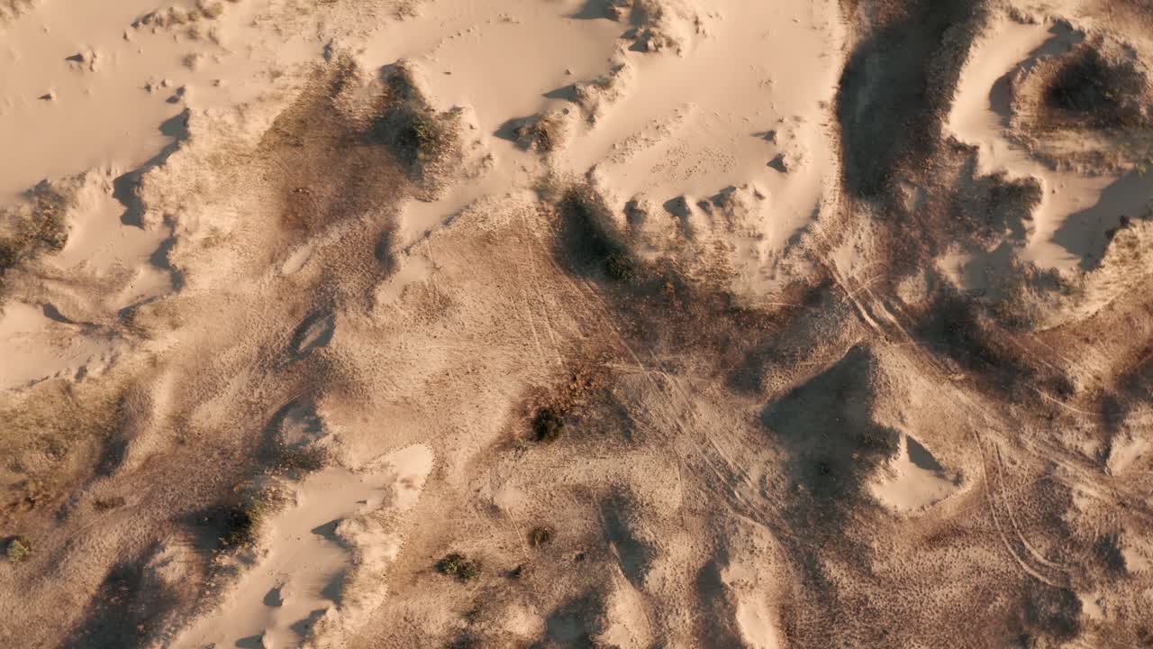 vista aérea de un desierto, dunas de arena. textura de la superficie de la naturaleza del desierto