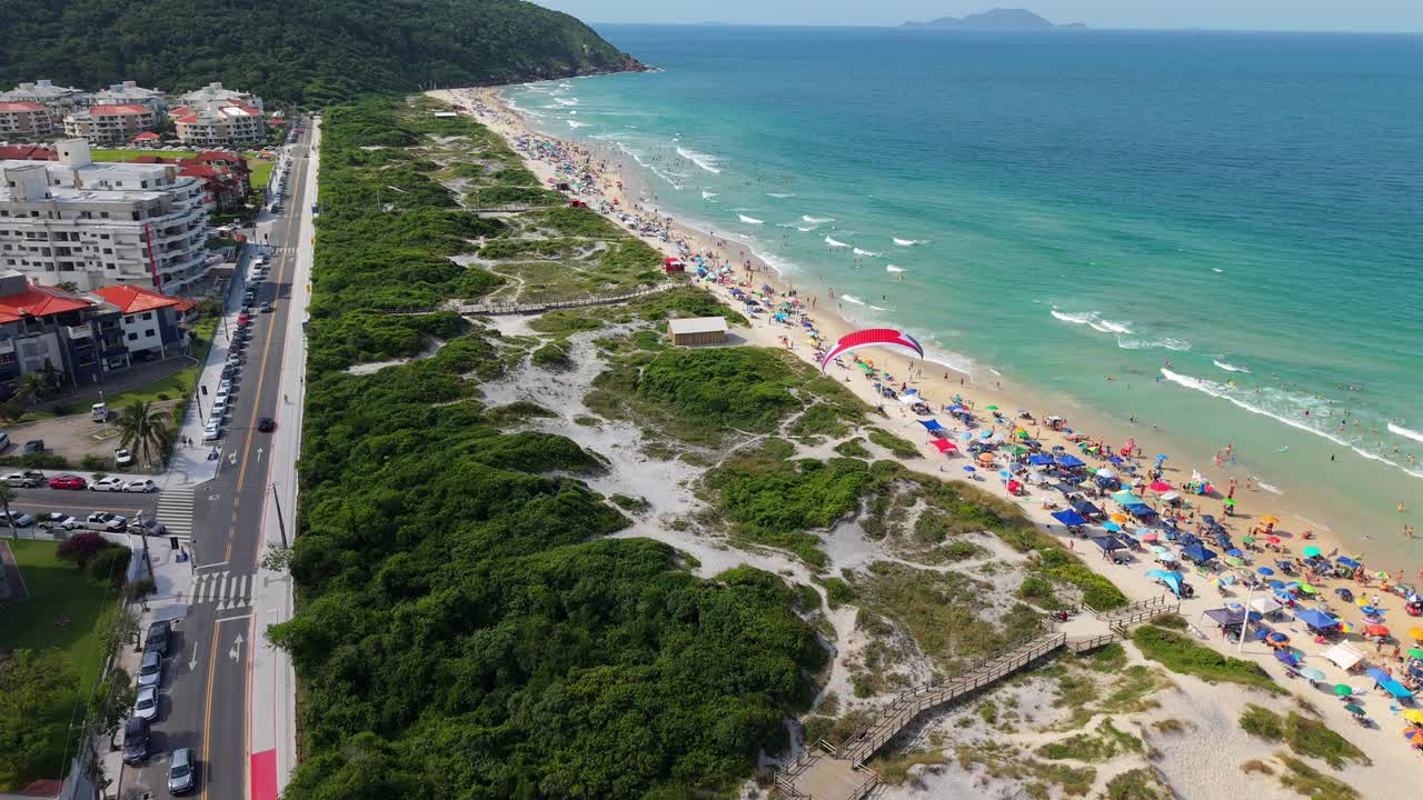 Drone Aéreo de Parapente Motorizado Sobre a praia de Florianópolis, Santa Catarina, Brasil, na Costa Tropical