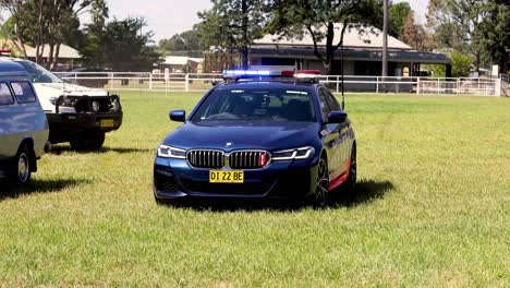 vehículo de policía con luces intermitentes en movimiento