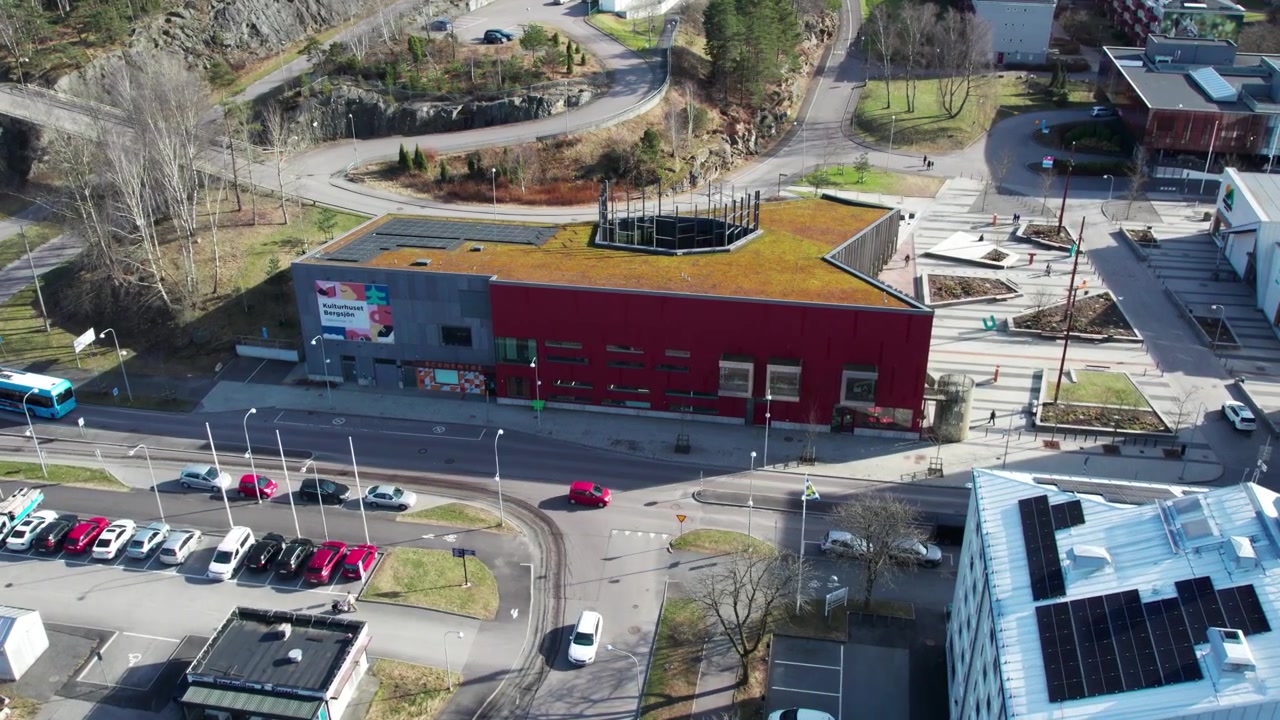 Vista aérea de Kulturhuset Bergsjön, el centro cultural galardonado de Gotemburgo. Captura la arquitectura escandinava moderna.