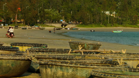 Toma-De-Seguimiento-De-Personas-Conduciendo-Por-La-Playa-Con-Botes-En-La-Orilla-En-Da-Nang