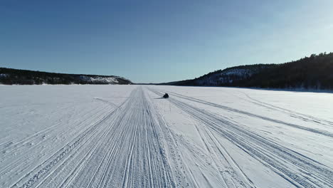 Die-Schneebedeckte-Weite-Landschaft-Von-Norwegen-Kirkenes-Während-Der-Wintersaison,-Ein-Schneemobil-Auf-Weißem-Ebenen-Schnee-In-Norwegen