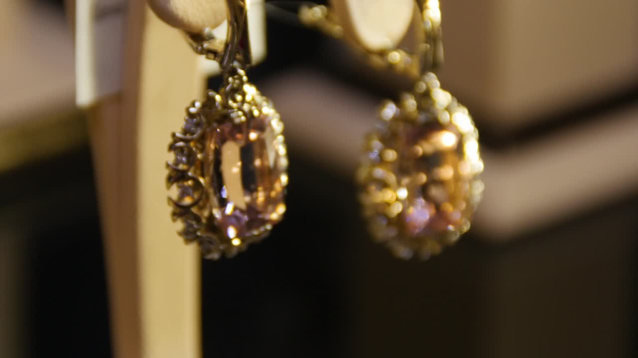 elegantes pendientes de oro con piedras preciosas rosas y naranjas