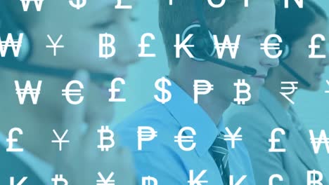 animación del símbolo de la moneda en línea sobre diversas personas de negocios que usan auriculares de teléfono