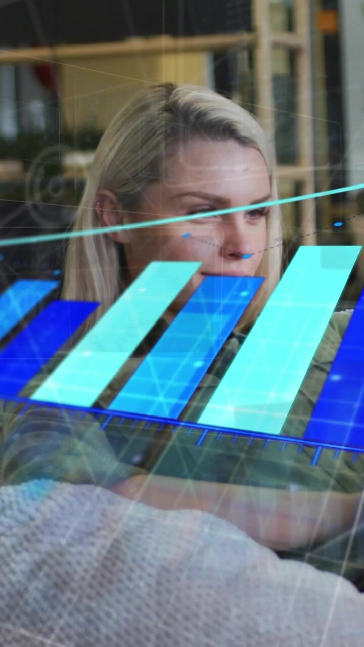 Video verticale: Donna tecnologica sdraiata sul divano che controlla i dati sul laptop, con un grafico a barre 3D che si sovrappone al grembo.