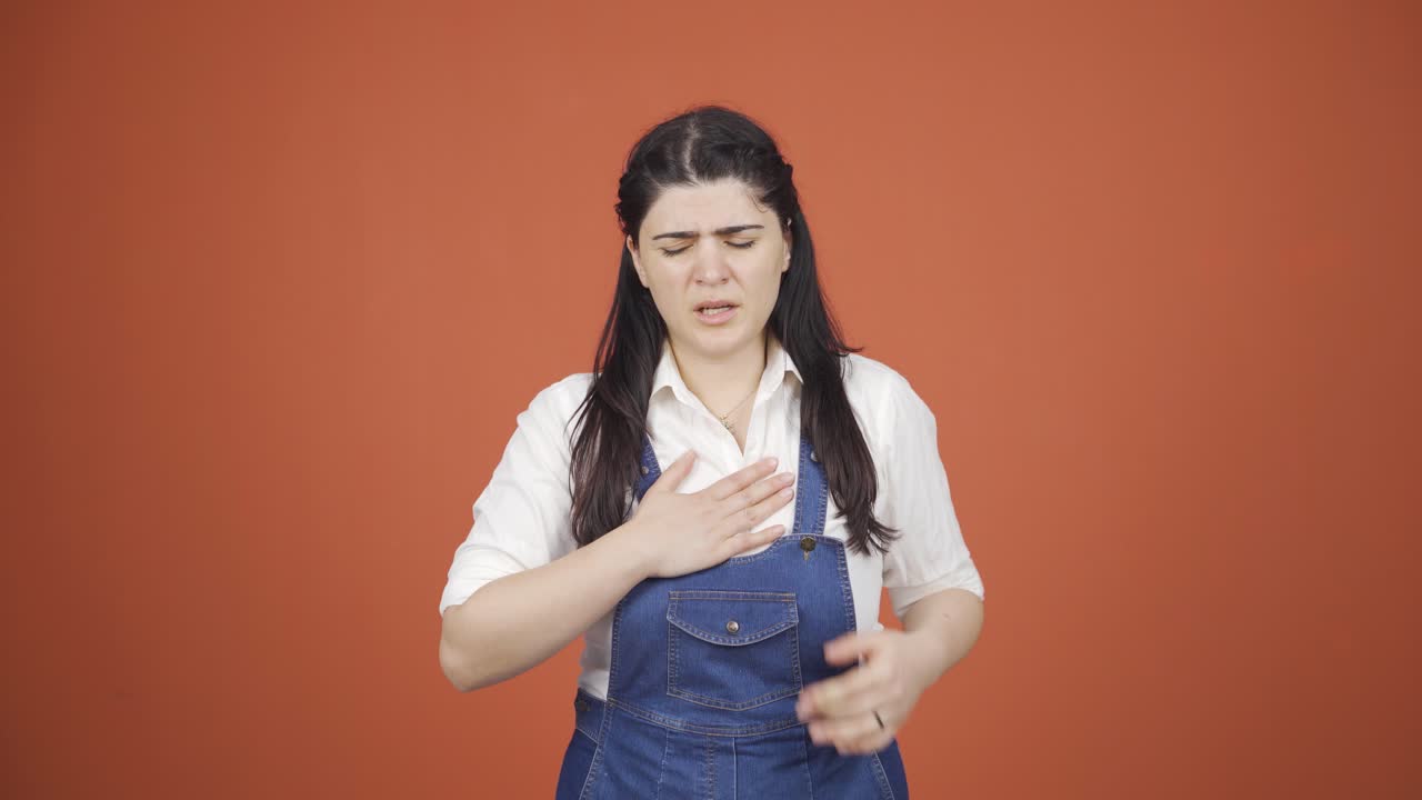 호흡곤란을 겪는 여성.