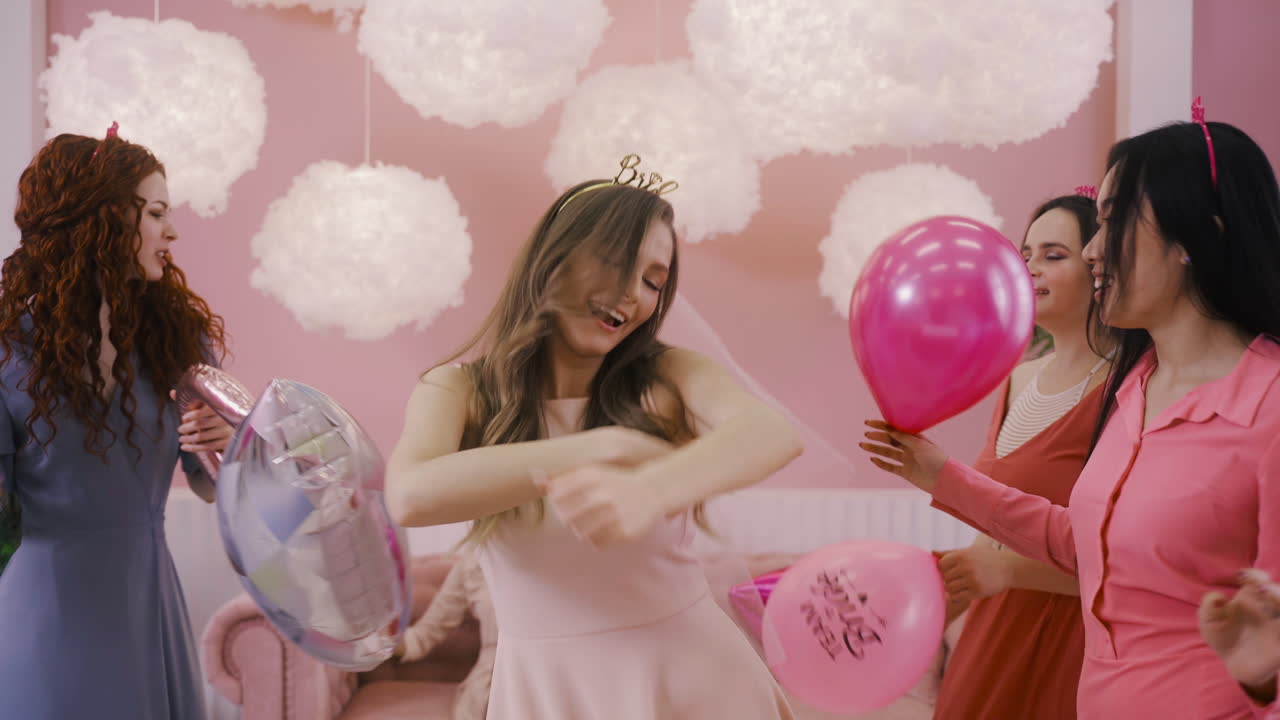 카메라 1에서 머리 장식과 베일 춤을 추는 행복한 총각 소녀의 전면 모습