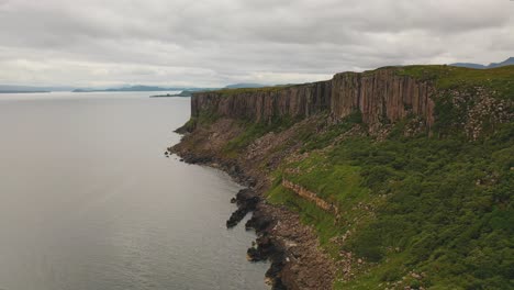 Antena-A-Lo-Largo-De-Los-Acantilados-De-La-Costa-Escocesa,-Cerca-De-Kilt-Rock-En-La-Isla-De-Skye,-Escocia,-Reino-Unido