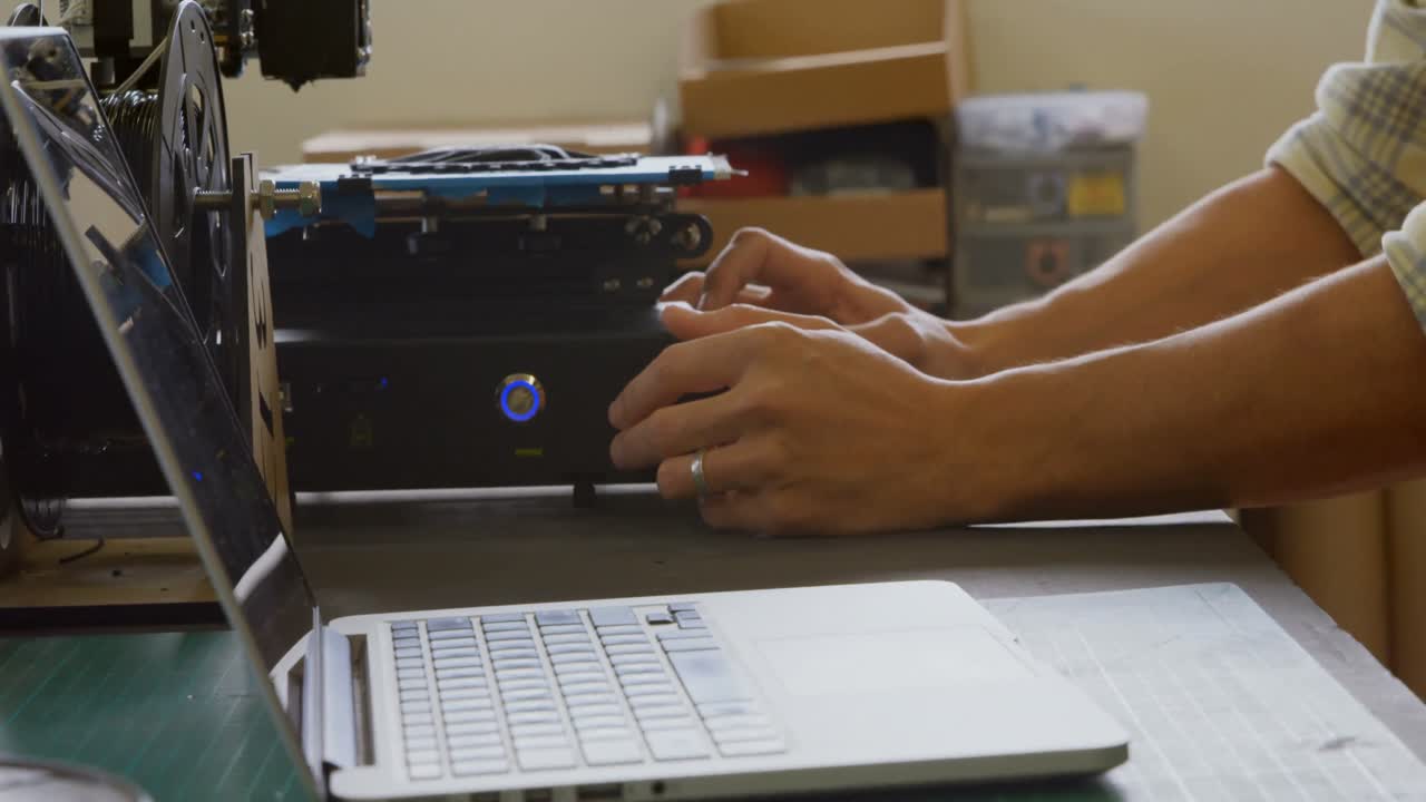 mecánico usando la máquina de matriz en la mesa 4k