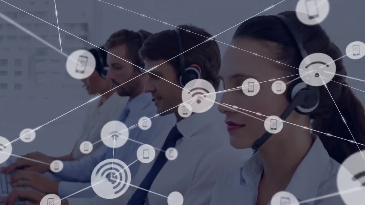 animación de una red de iconos digitales sobre una mujer caucásica con auriculares sonriendo en la oficina