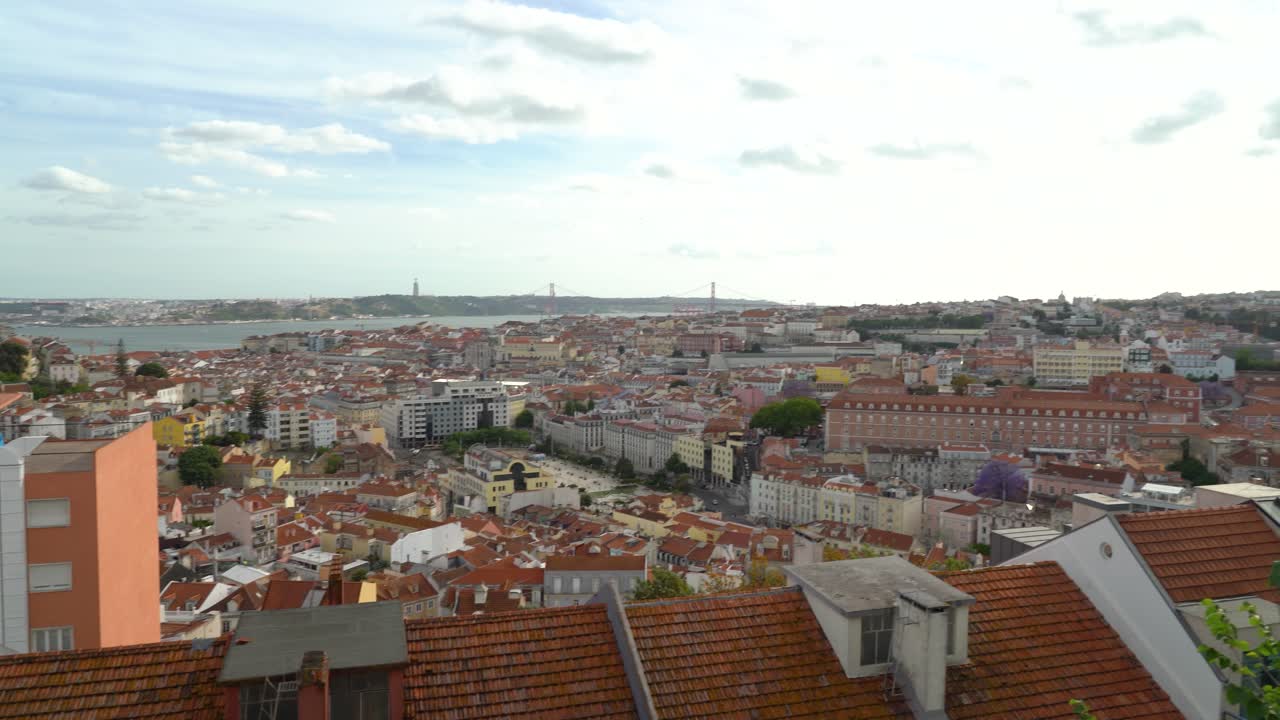 Panorama completo di Lisbona in una giornata di primavera molto soleggiata, luminosa e splendida