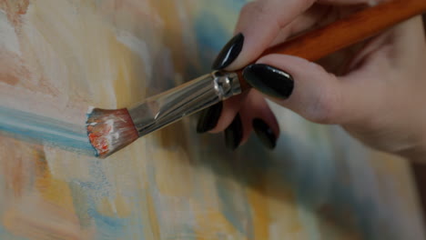 mujer pintando arte abstracto