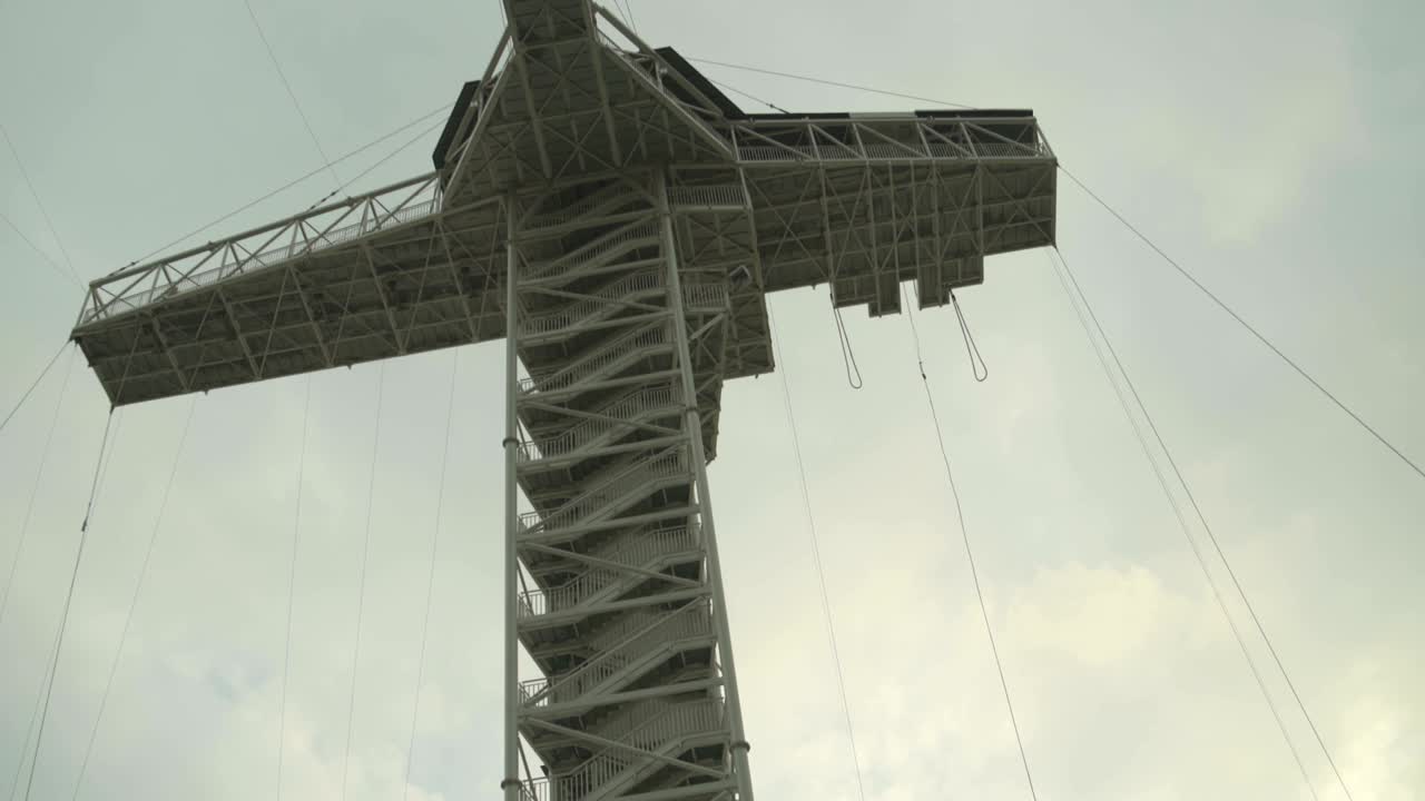 Attraction Bungee jumping.