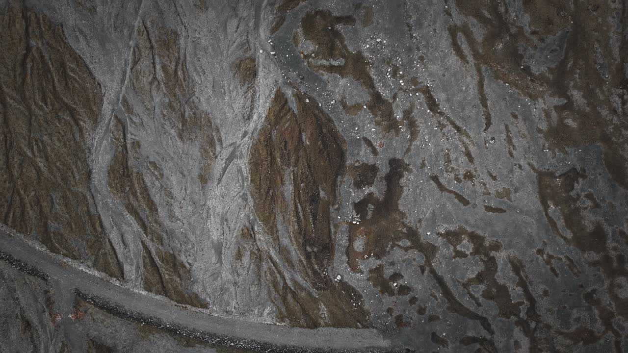 textura del suelo de roca volcánica, formación de lecho de río glacial, paisaje islandés