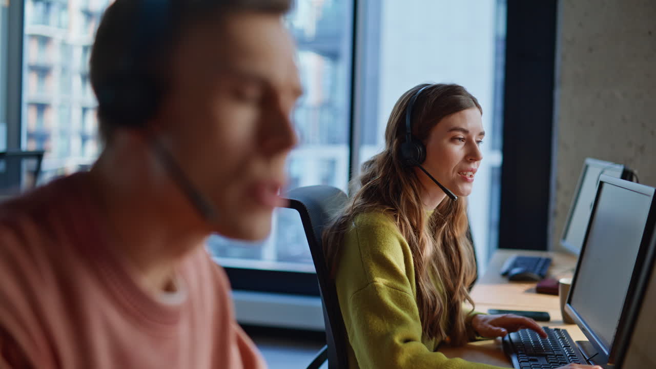 Addetto call center che offre assistenza emotiva a un cliente in ufficio.