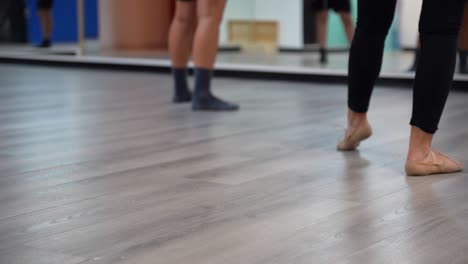 pies de bailarina contemporánea en clase después de 2020 covid full hd 50fps