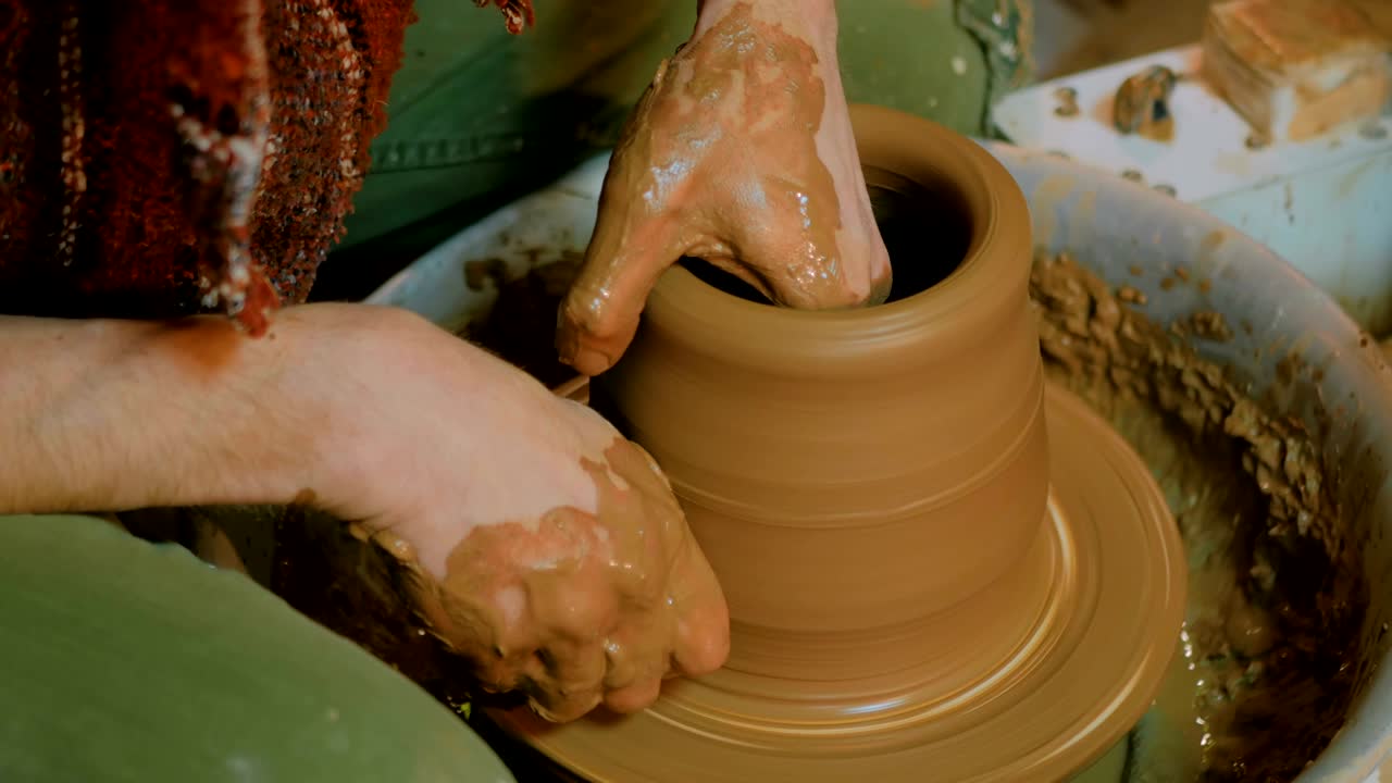 작업장에서 일하는 전문 남성 도자기