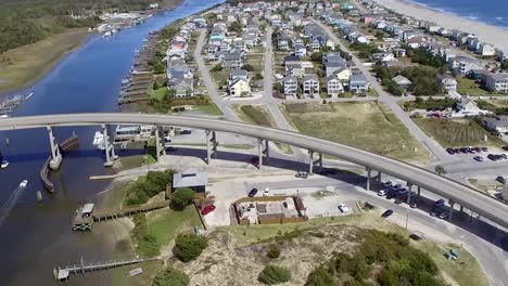 Paso-Elevado-De-Drones-En-Holden-Beach-Nc-En-Un-Día-Brillante-Y-Soleado-En-El-Sureste-De-Nc-Cerca-Del-Canal-Intracostero