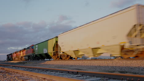 Tren-De-Carga-Pasando-Por-Tierras-De-Cultivo-Americanas-Al-Atardecer