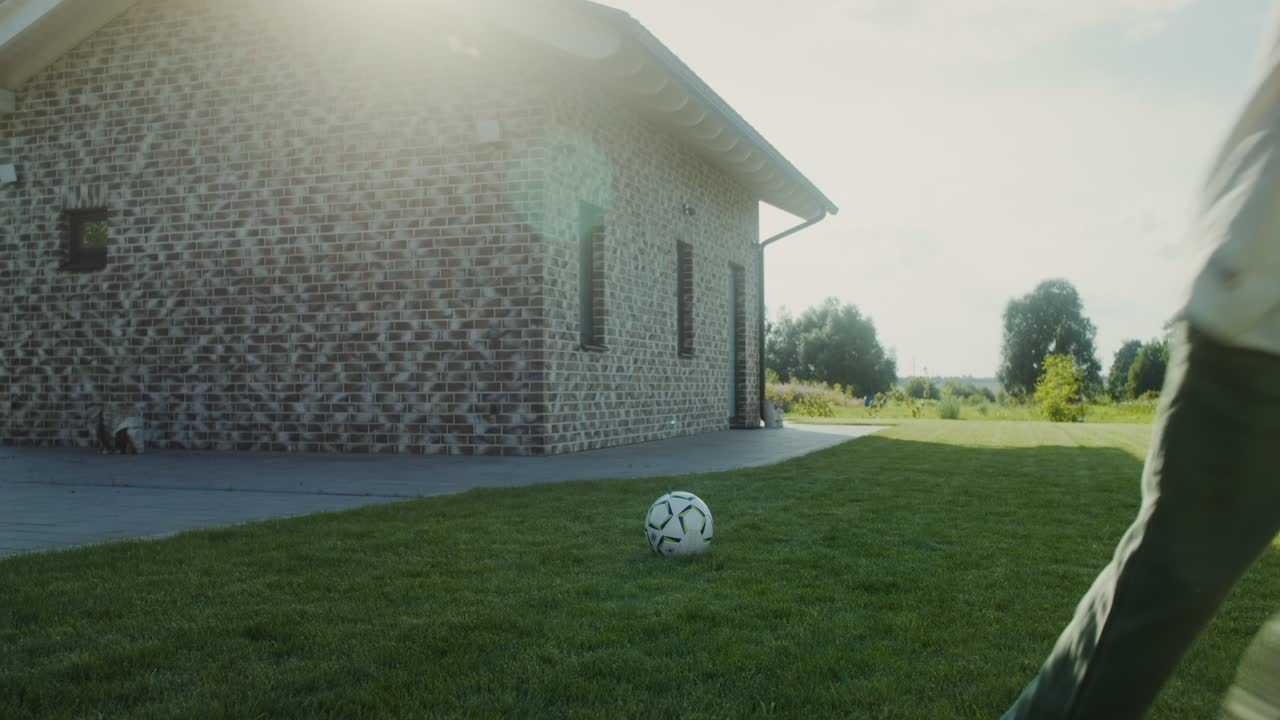 뒷마당 에서 축구 를 하는 소년