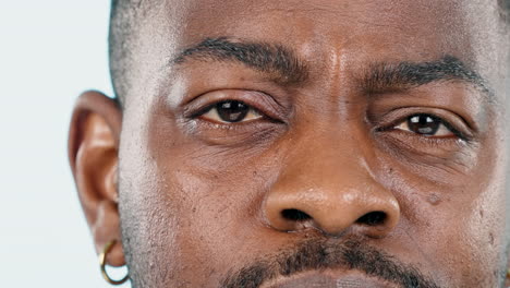 fresco, serio y cara de un hombre negro en un blanco