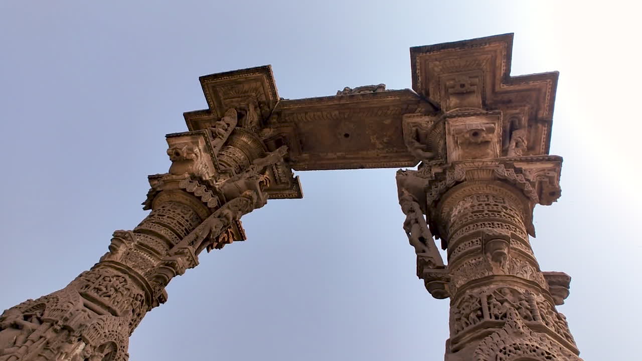Vadnagar, Gujarat, India, pilastri in pietra Kirti Toran ad angolo basso che mostrano l'antica architettura indiana, dettagli di monumenti scolpiti, patrimonio culturale, artigianato dell'era dei templi e punto di riferimento storico per il turismo