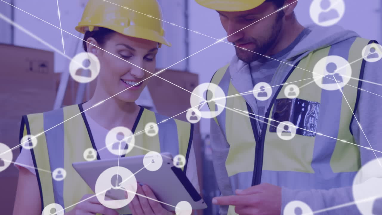 анимация сети профилей кавказских мужчин и женщин с помощью цифрового планшета на складе.