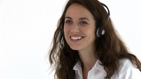 Mujer-Hispana-Positiva-Usando-Auriculares