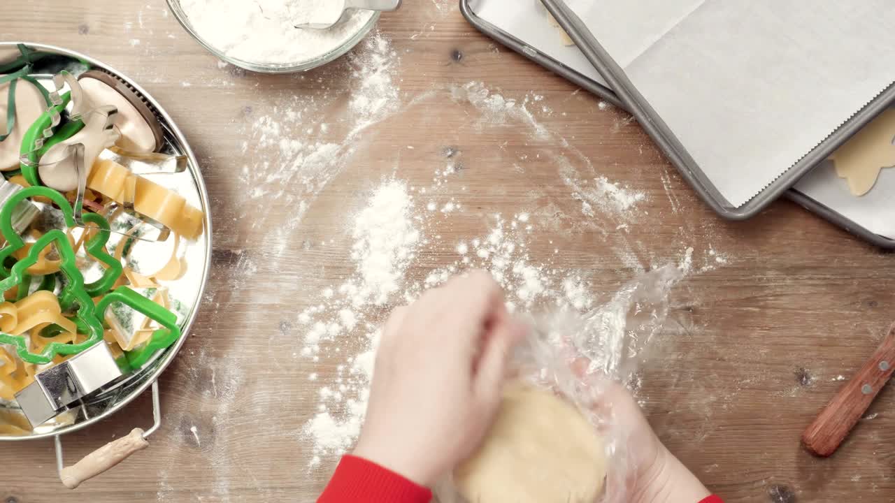 크리스마스를 위해 설탕 쿠키를 구워요.