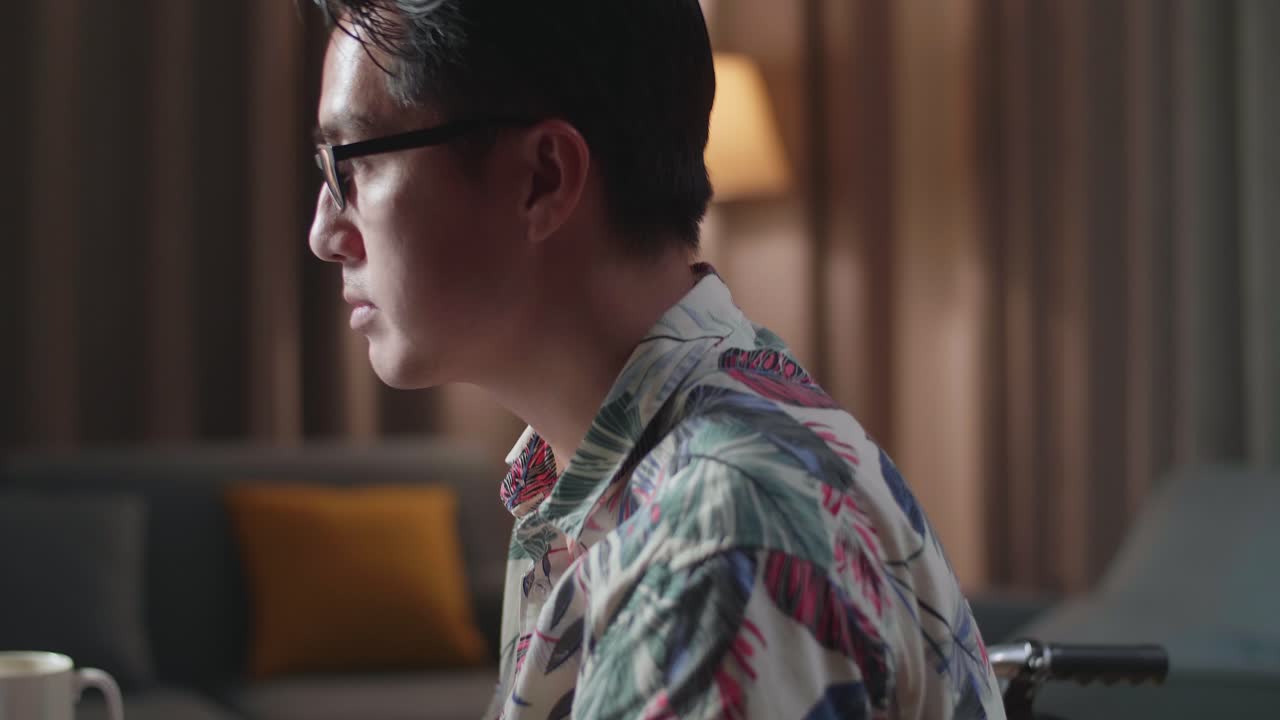 체어 디자인에서 아시아 남성 디자이너의 가까운 측면 뷰 집에서 데스크 컴퓨터에서 모바일 응용 프로그램