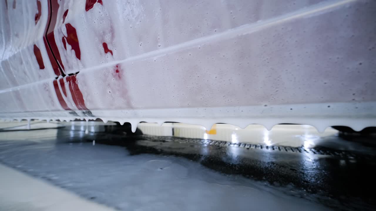 차는 흐르는 물과 거품으로 으십시오.