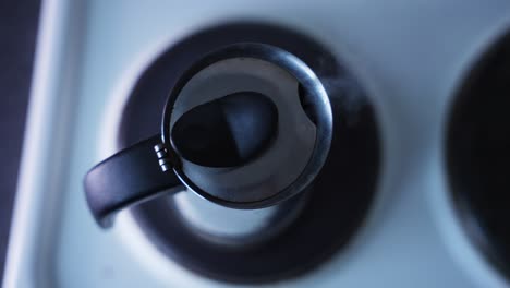 la mitad de la toma superior de una máquina de café expreso de pie sobre una estufa y cocinando
