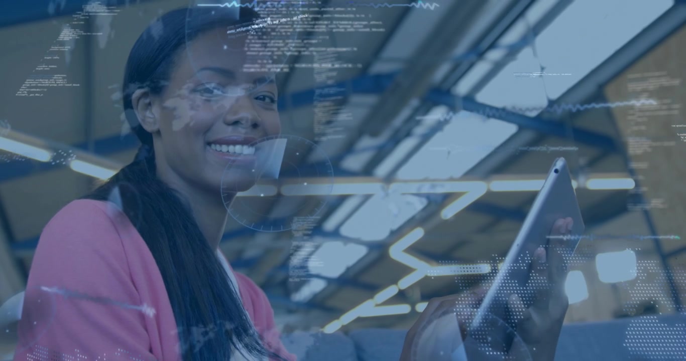 Donna nera sorridente che usa un tablet digitale con sovrapposizione di dati