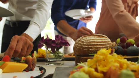 Gruppe-Von-Freunden-Beim-Essen