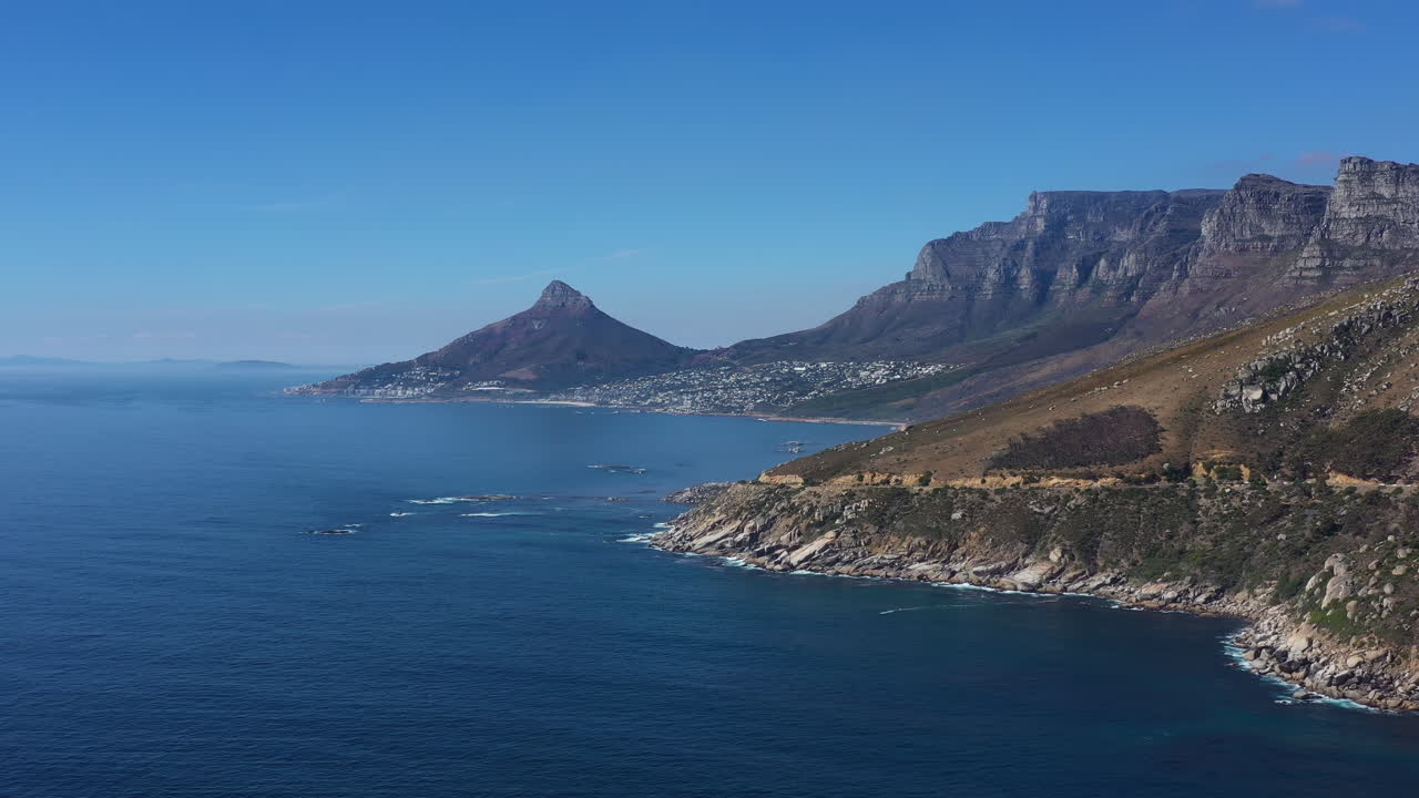Ripresa aerea in una giornata di sole: vista della costa del Sudafrica con montagne e paesaggio oceanico