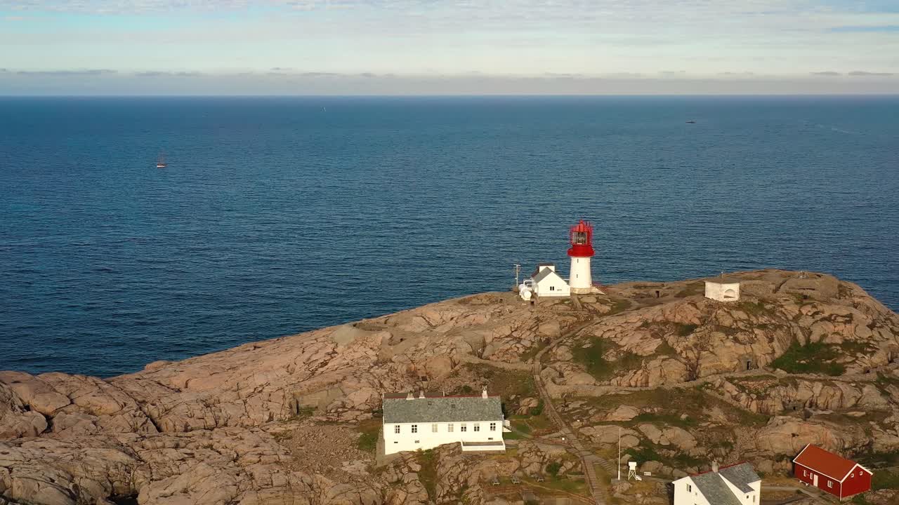 faro costero. el faro de lindesnes es un faro costero en el extremo sur de noruega.